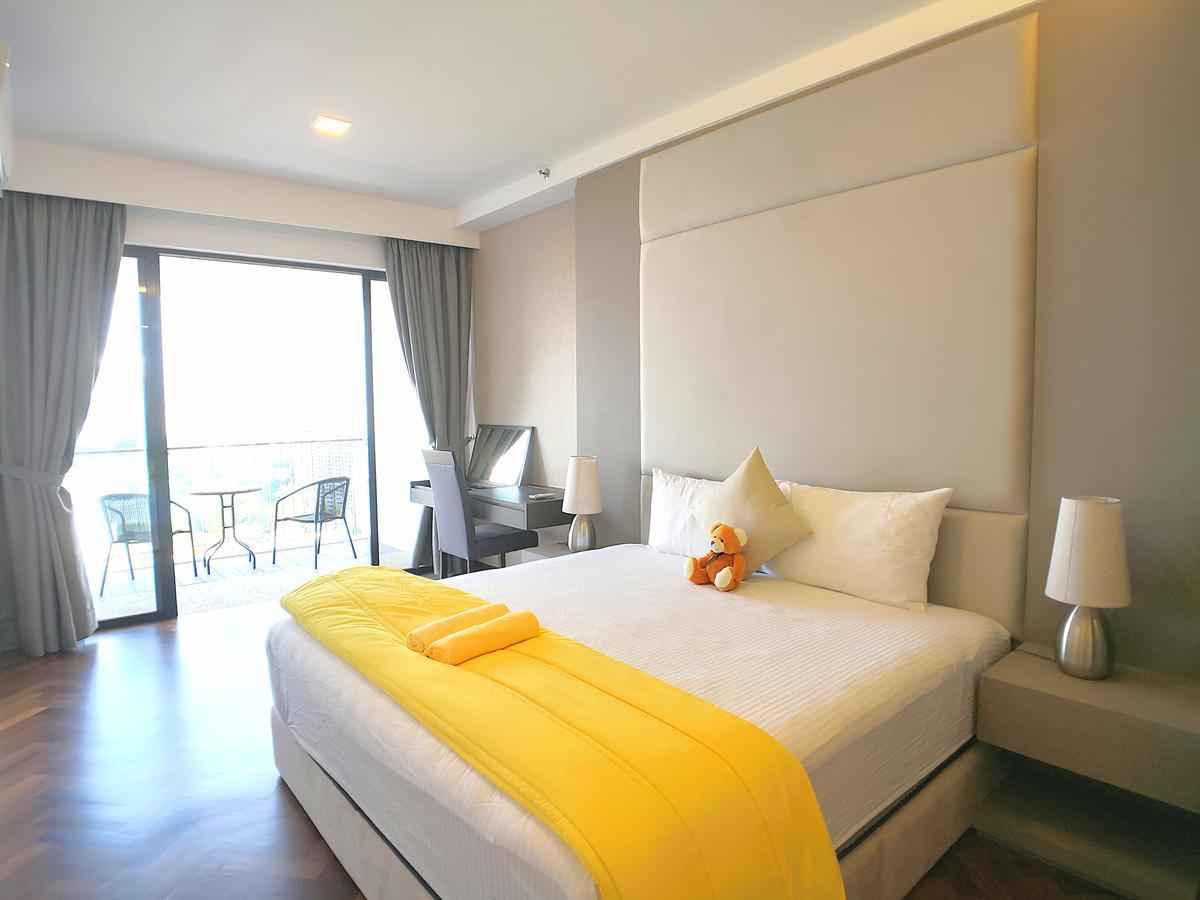 The Landmark Seaview Gurney George Town Room photo